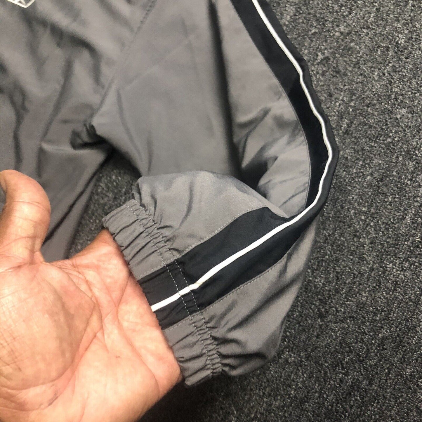 Vintage Reebok Zip Up Winebreaker Men’s L Gray And Black (2106100)