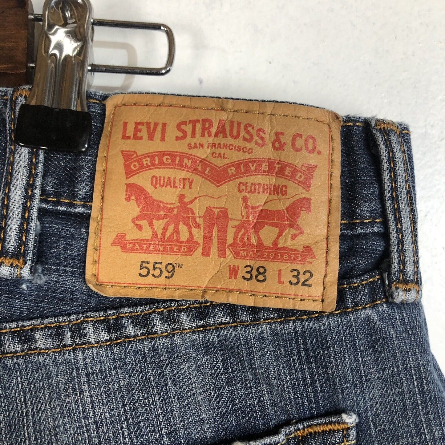 Levis 559 Jeans Men’s Size 38W 32L Medium Wash Red Tag (Some Distressing)
