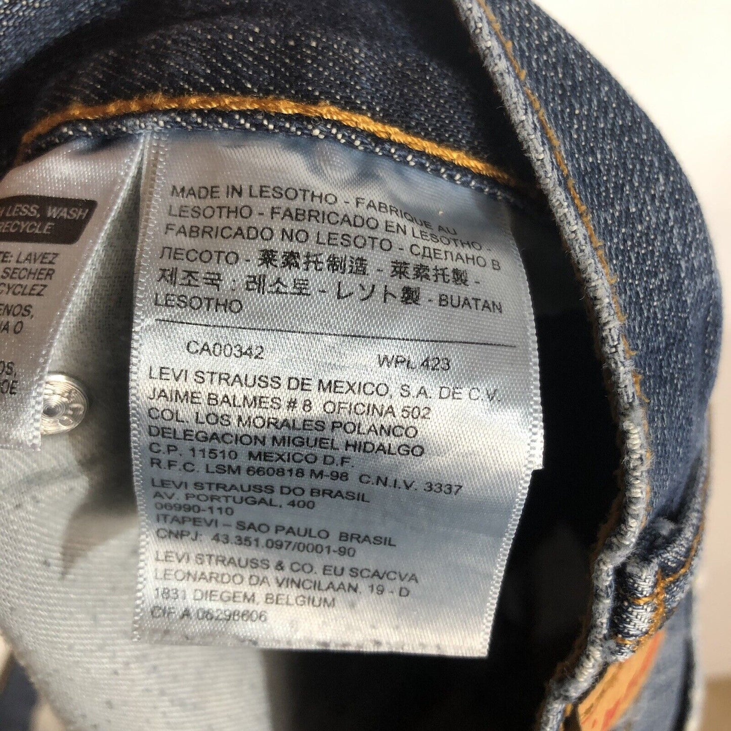 Levis 559 Jeans Men’s Size 38W 32L Medium Wash Red Tag (Some Distressing)
