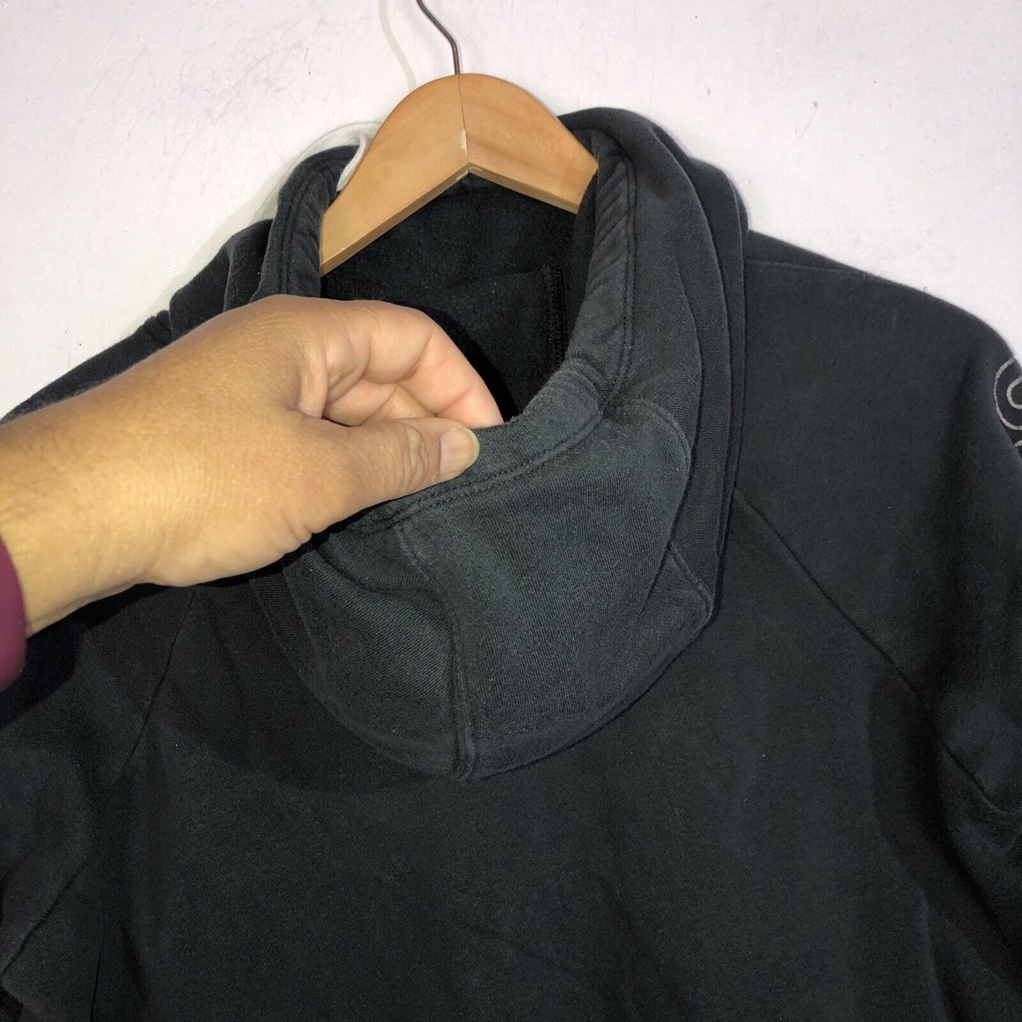 Under Armour Hoodie Womens Size Medium Color Black