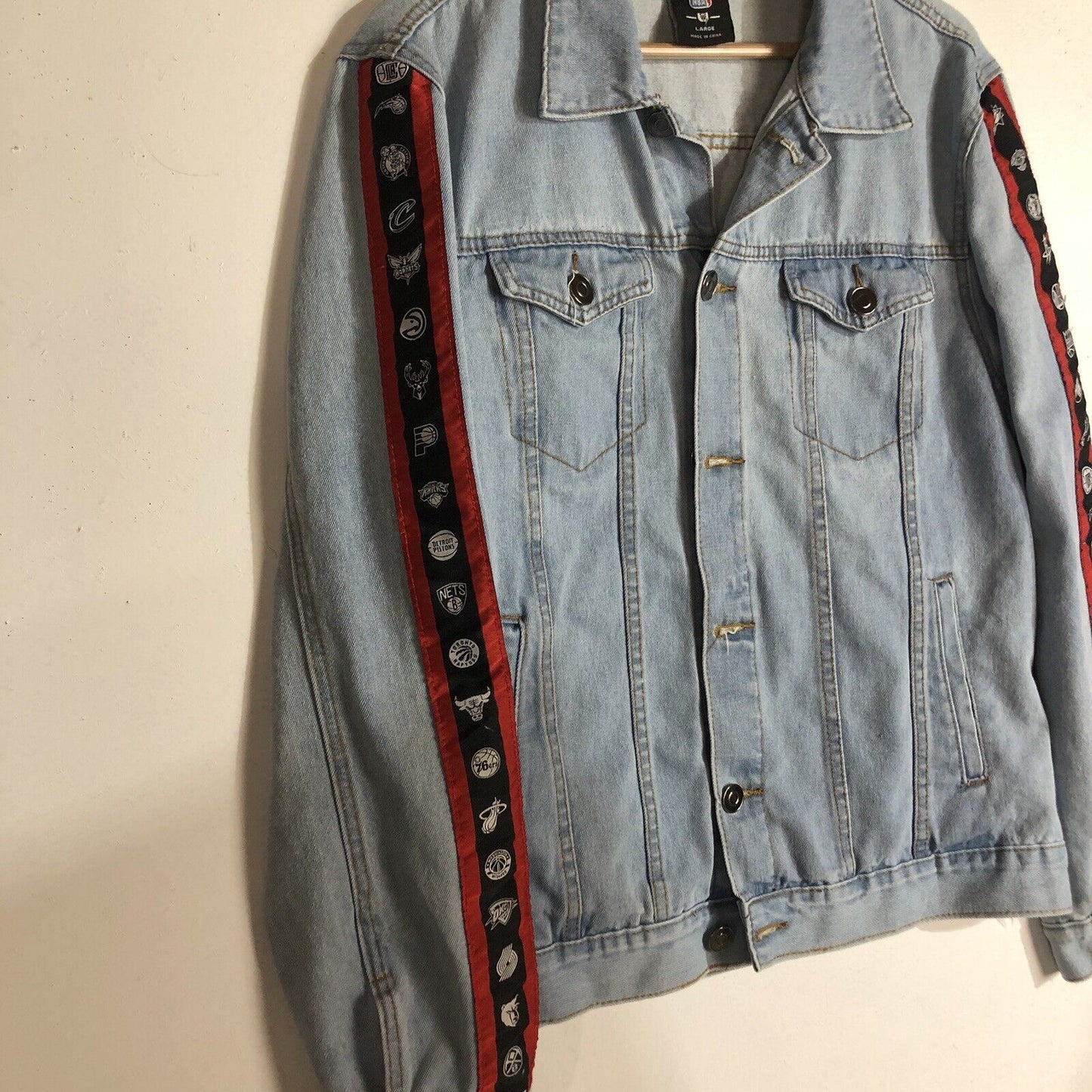 NBA Jean Jacket Men’s Size Large Multicolor (38 Logos On Jacket) Heavyweight