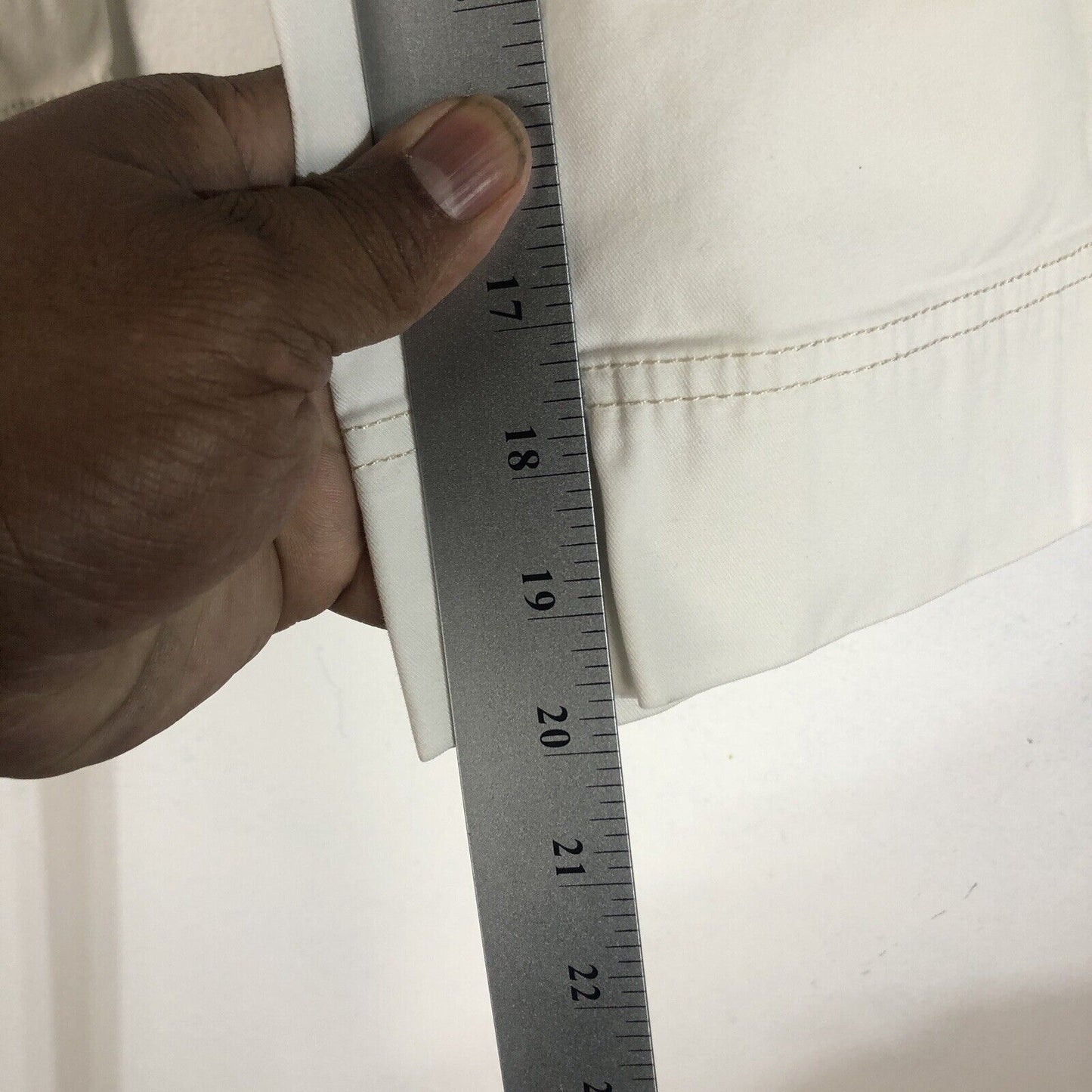 Eddie Bauer Capri Pants Women’s Size 6 Color Ivory (Blakely Fit)
