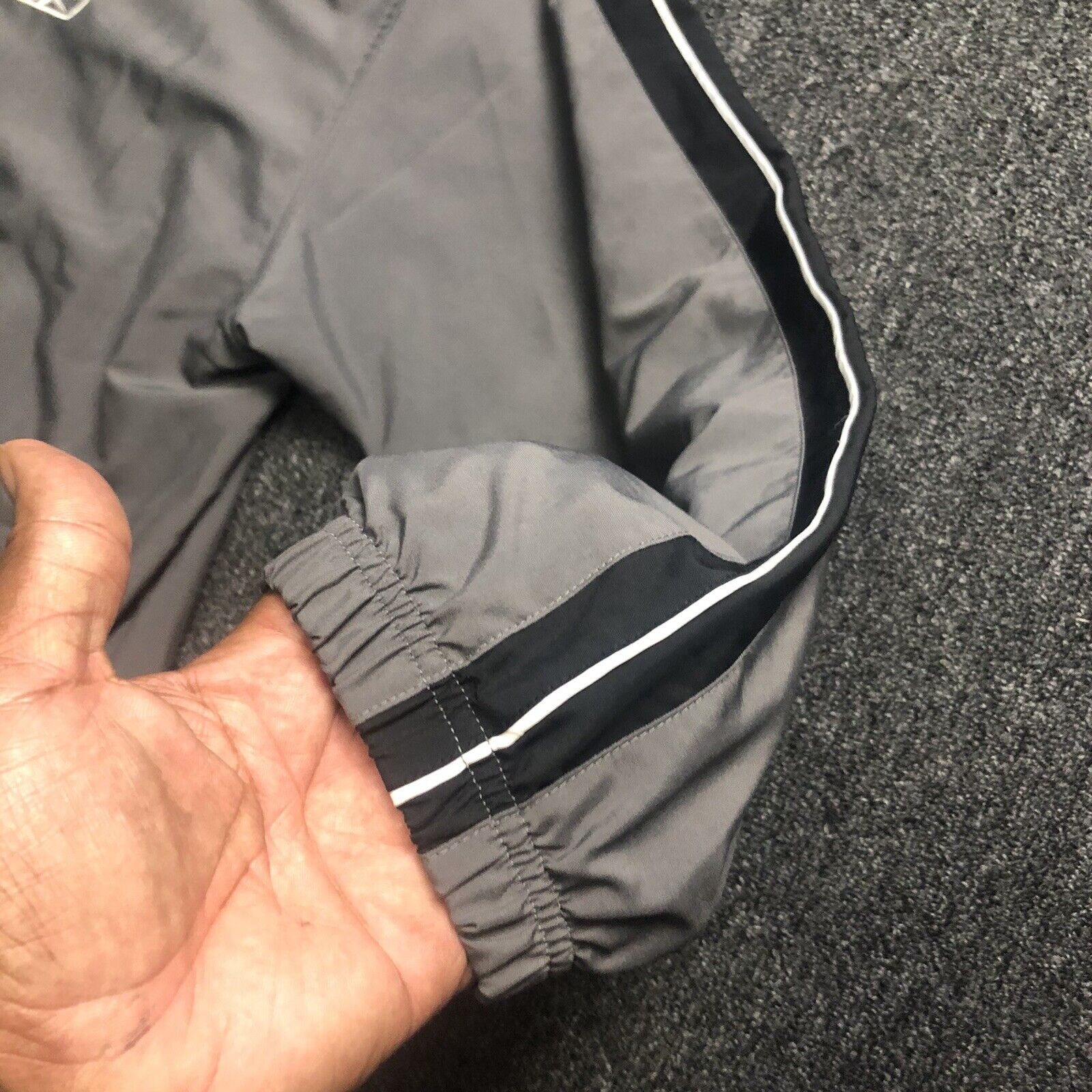 Vintage Reebok Zip Up Winebreaker Men’s L Gray And Black (2106100)