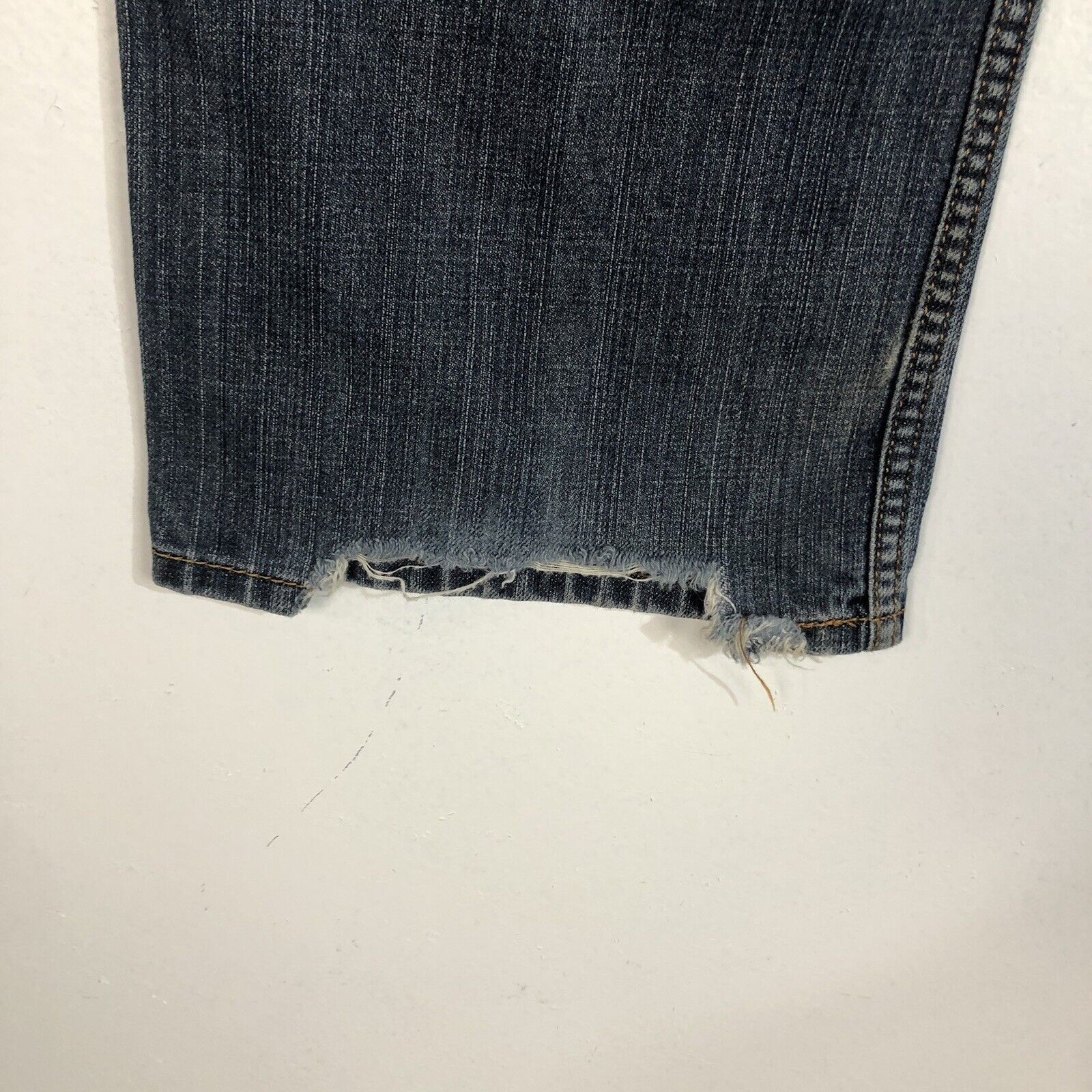 Levis 559 Jeans Men’s Size 38W 32L Medium Wash Red Tag (Some Distressing)